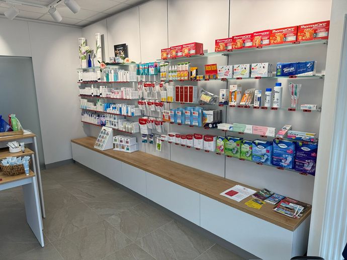 Eine Apotheke mit vielen Produkten in den Regalen