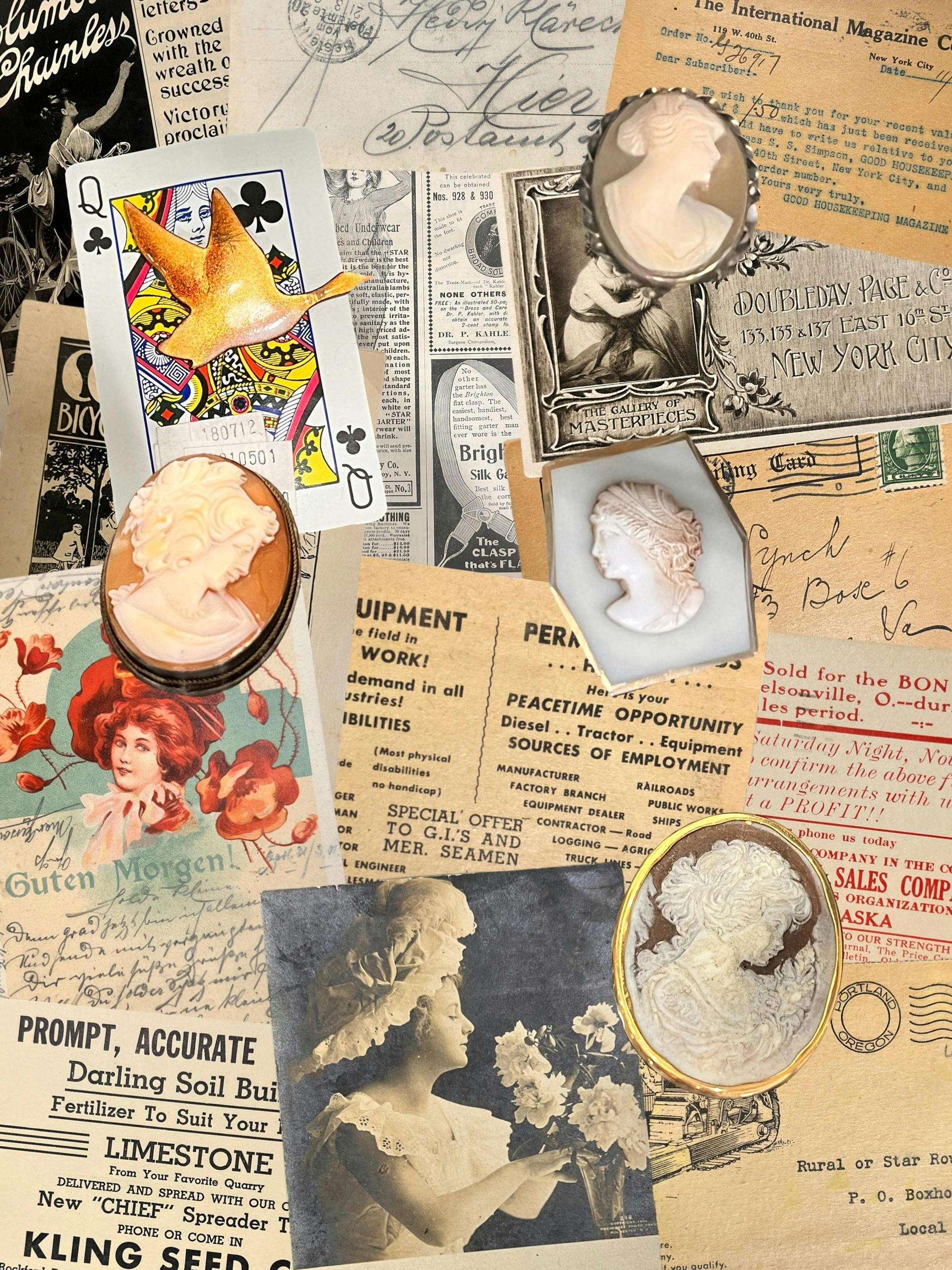 Een collage van vintage efemera, waaronder handgeschreven brieven, oude advertenties, cameeën en een speelkaart met een vogel.