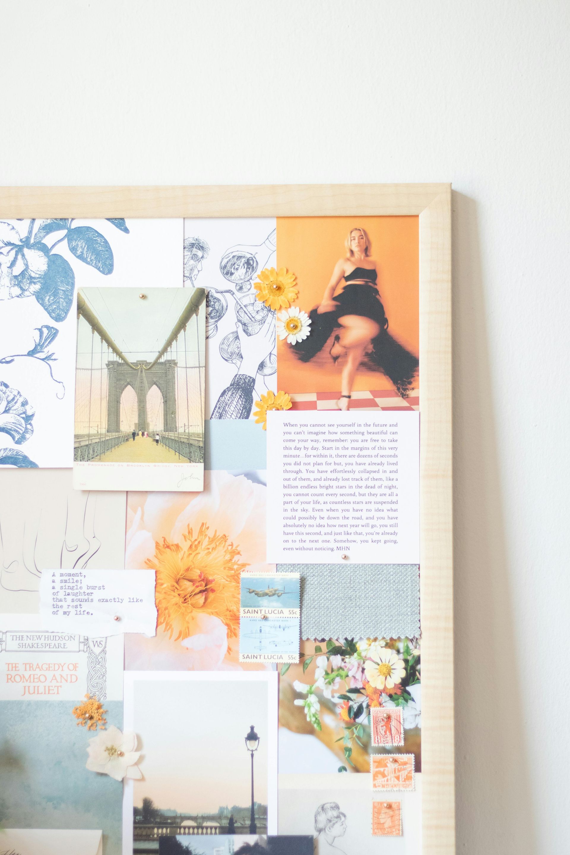 Een moodboard gevuld met collage-elementen zoals bloemenpatronen, een foto van een brug, een figuur in een jurk en tekstfragmenten.
