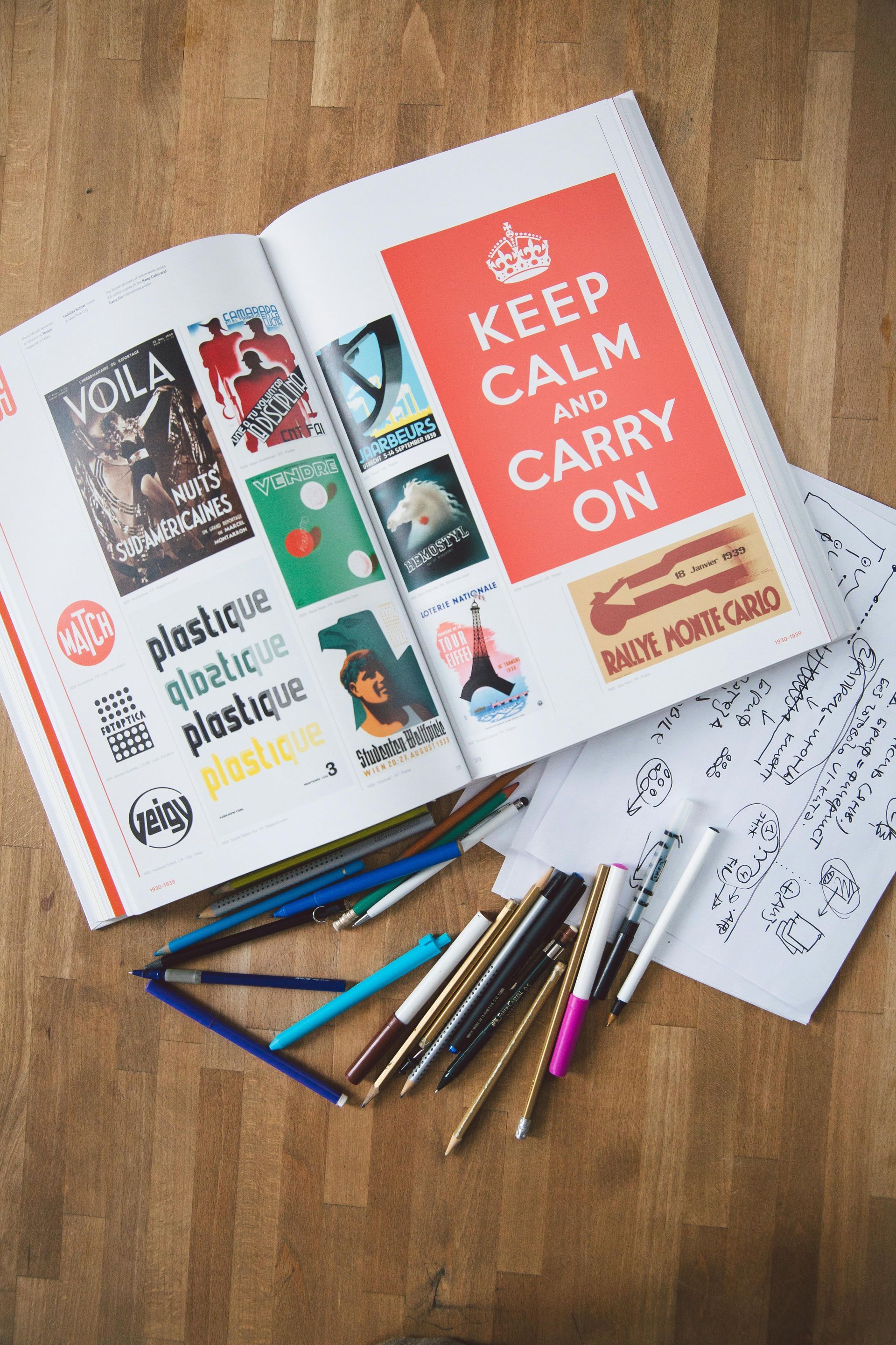 Een open plakboek met stickers en een bordje met de tekst 