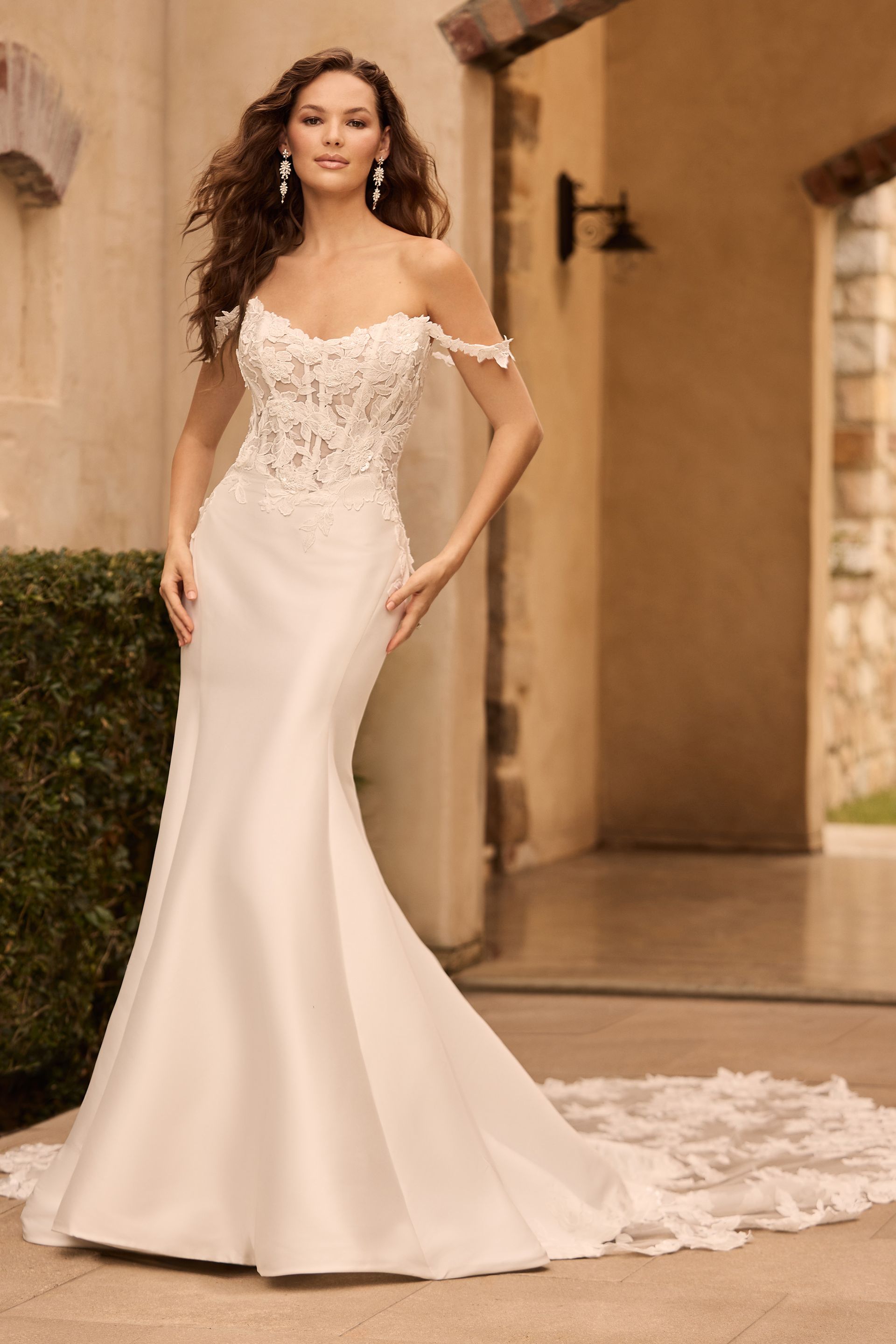 Enchanting Wedding Dress with Unique Train | Style Y3163