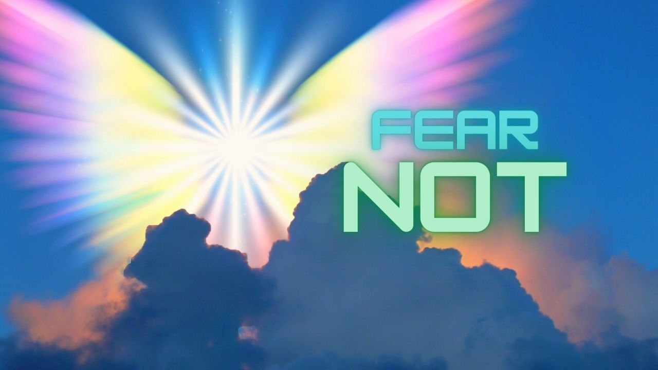 A sign that says fear not on it