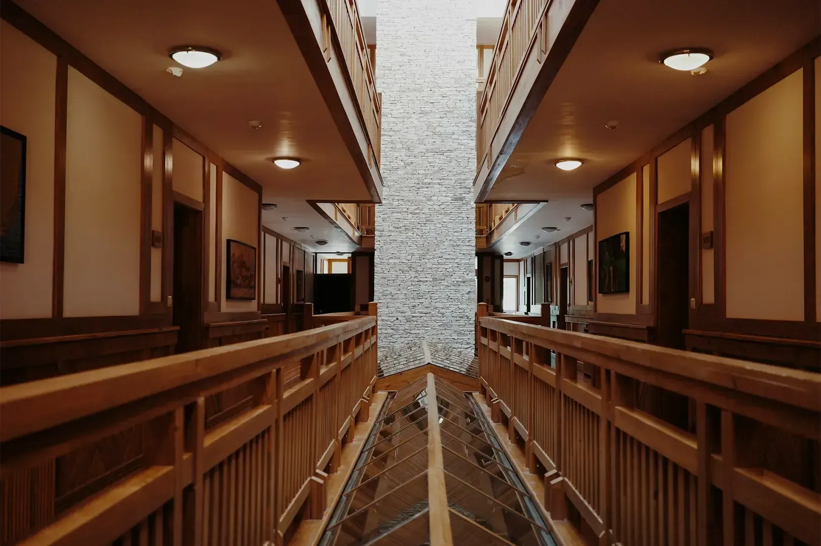 A hotel upper floor with 2 corridors parallel from one another.