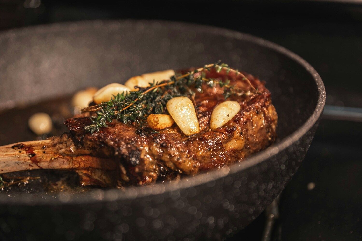 Travelling Assistant : Gourmet steak with herbs and buttery sauce.