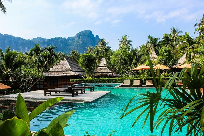 Travelling Assistant : Hidden paradise island in Thailand surrounded by crystal-clear sea.