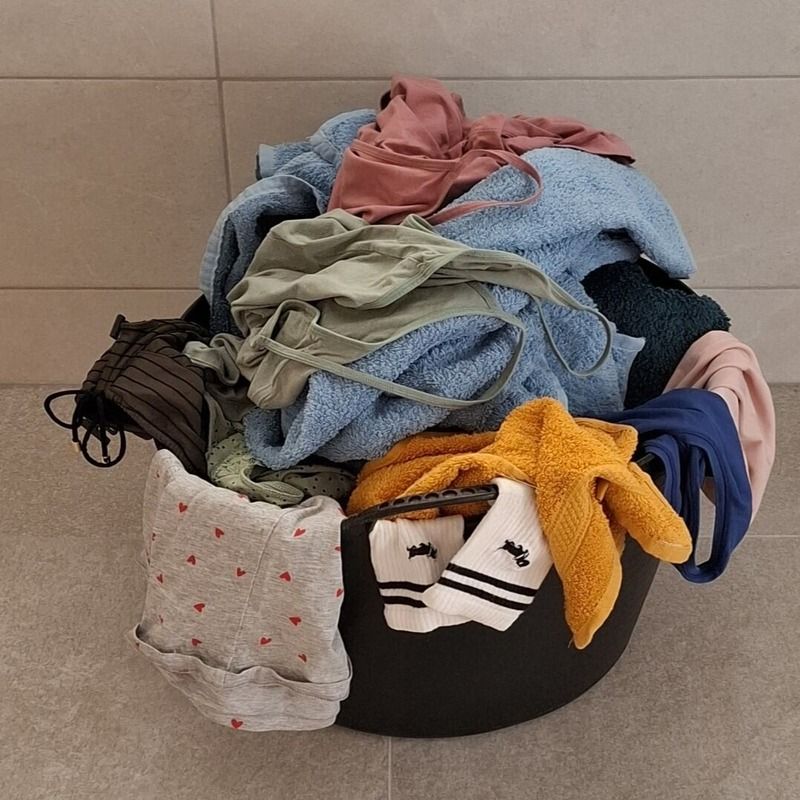 Volle wasmand, verwijzing naar vol en onoverzichtelijk hoofd