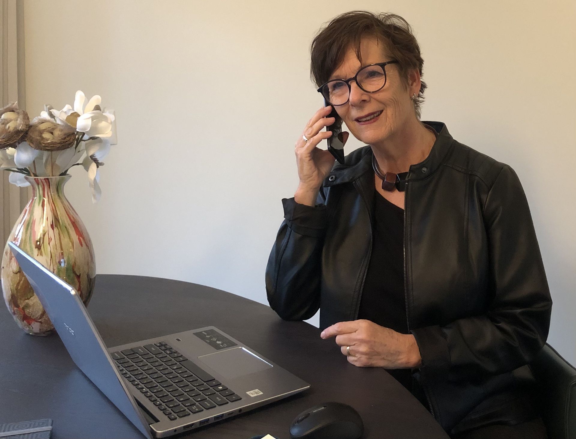 Paula Bakker aan de telefoon