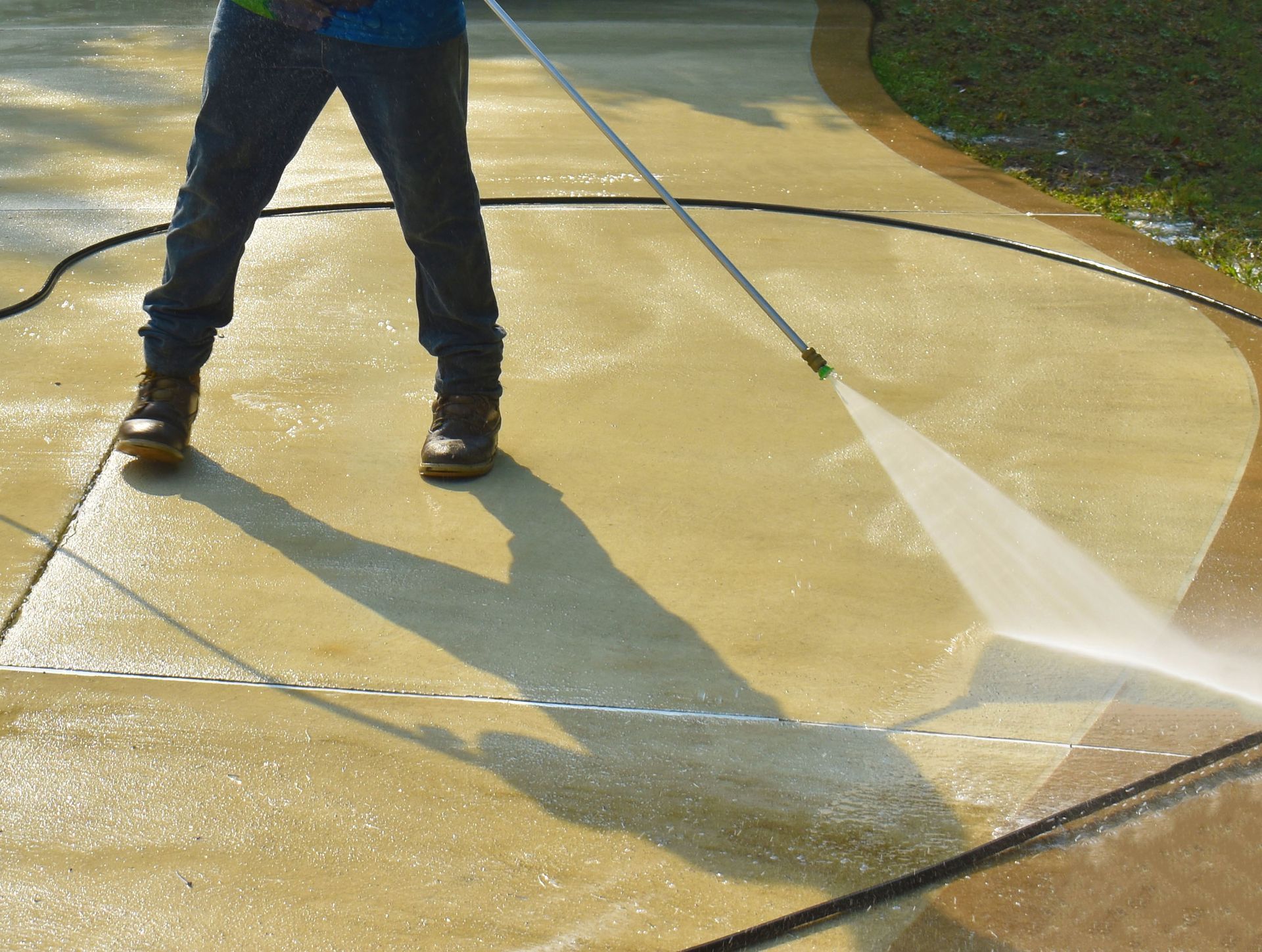 Exterior surface cleaning technician washing vinyl siding on a residential home in Muhlenberg County KY