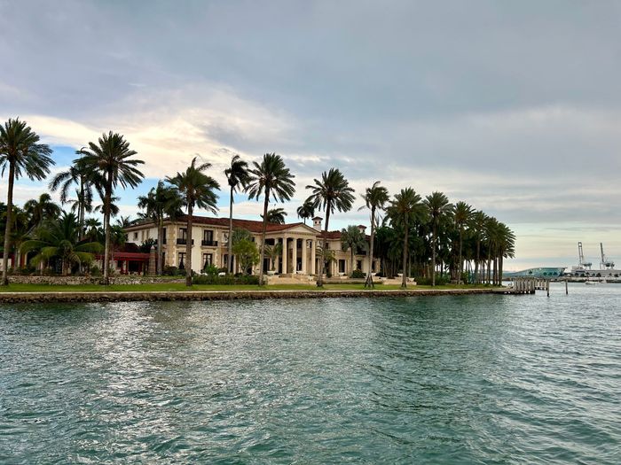 Viagra Mansion in the Sightseeing Boat cruise