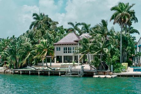 Celebrity Mansion in the Boat tour