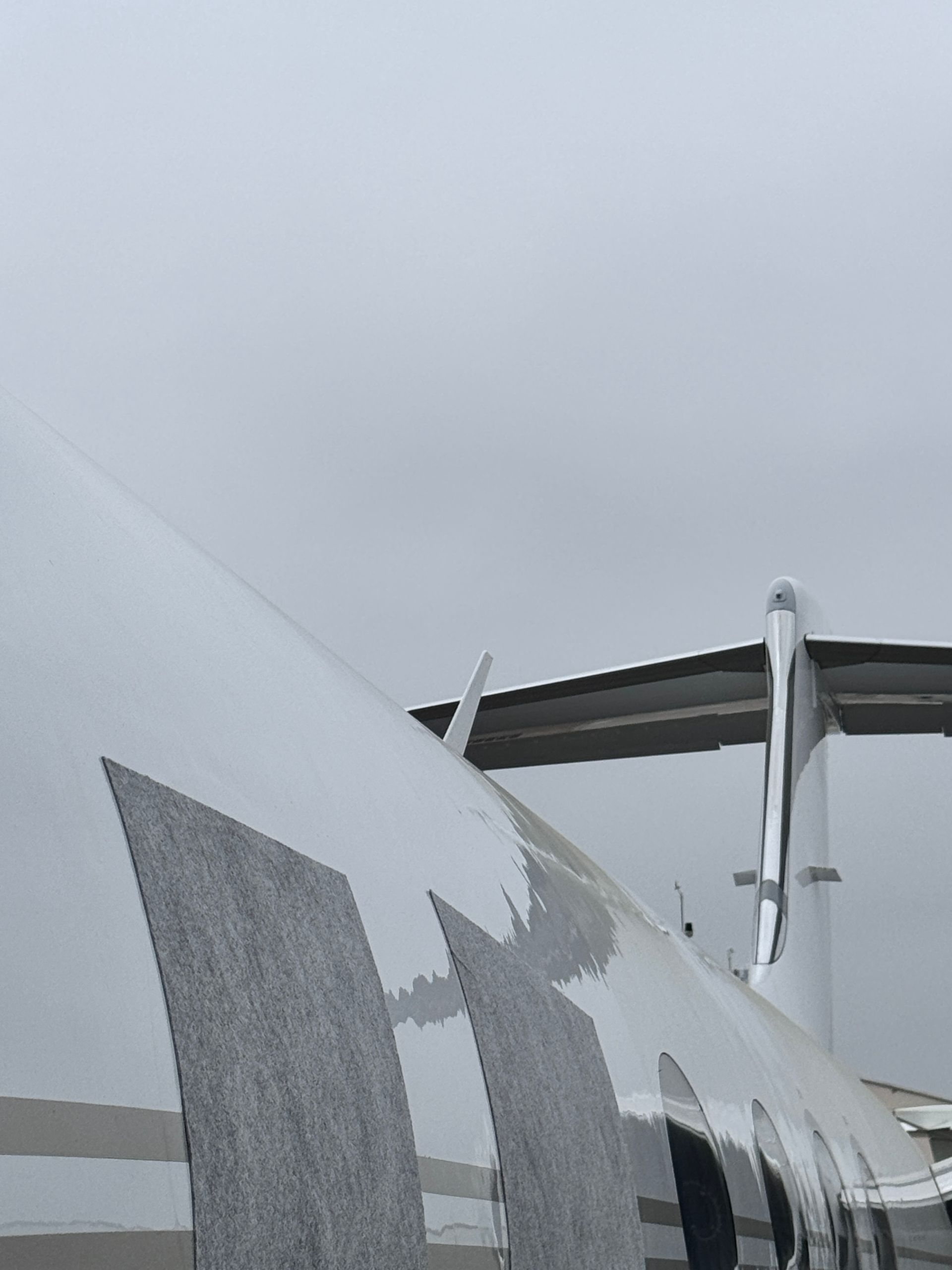 A plane with the letter h on the side of it