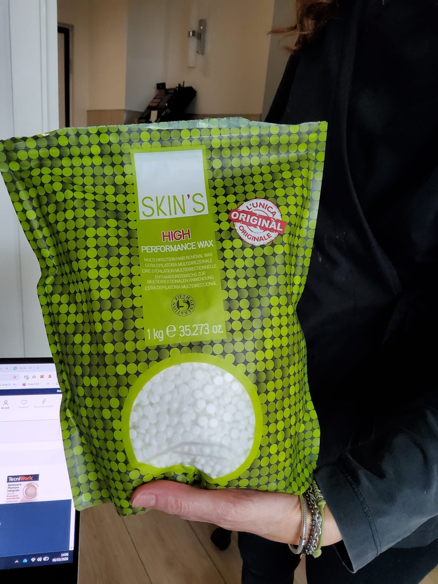 Person holding a green SKIN’S package with a white circular opening in the center