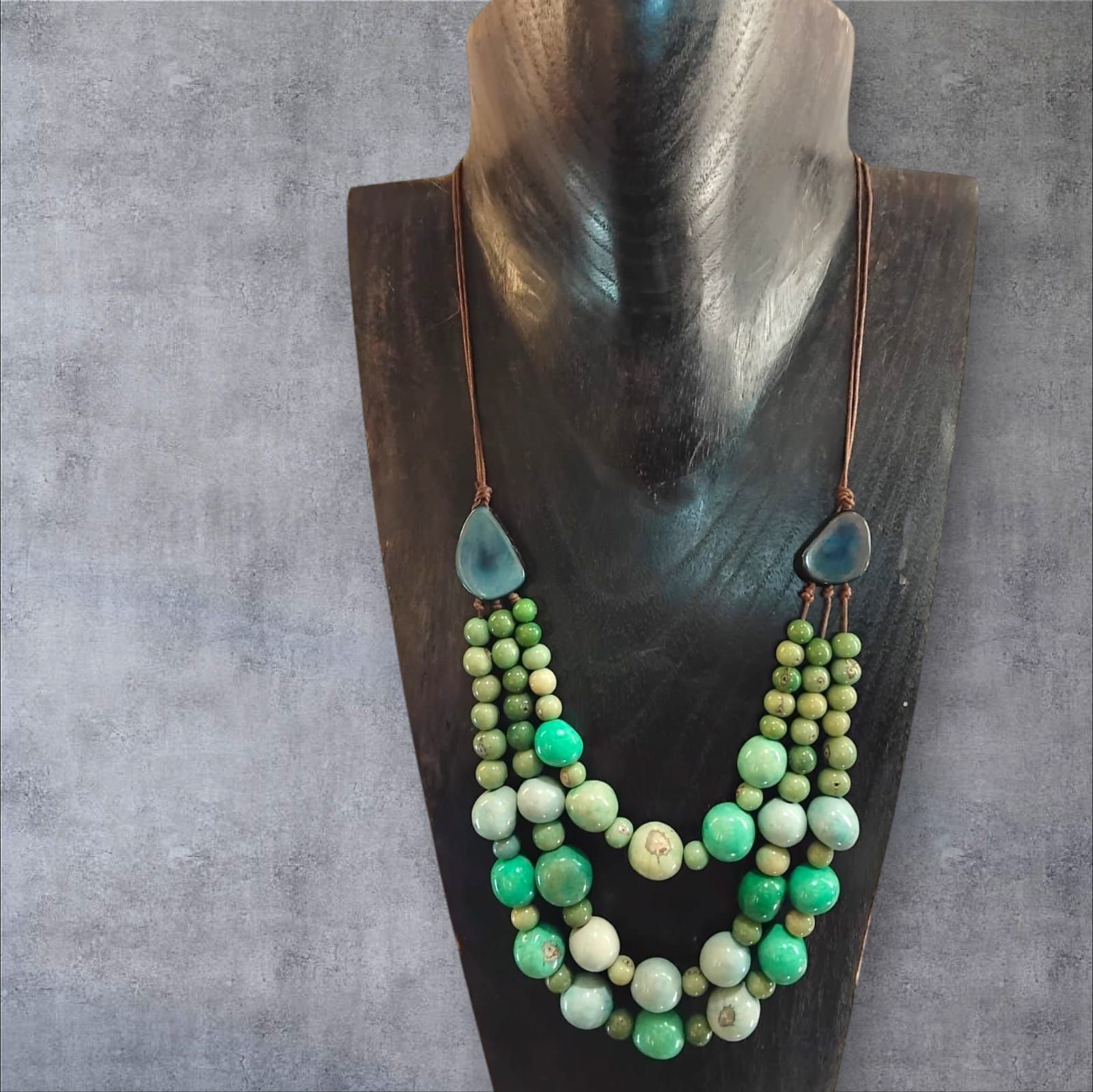 collana a sfere 3 giri in tagua, avorio vegetale, sfumature di verde, leggera e brillante