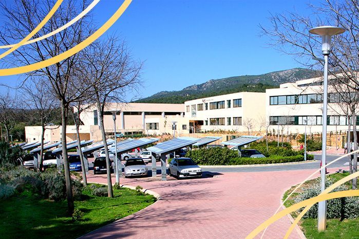 Schulgebäude mit Parkplatz