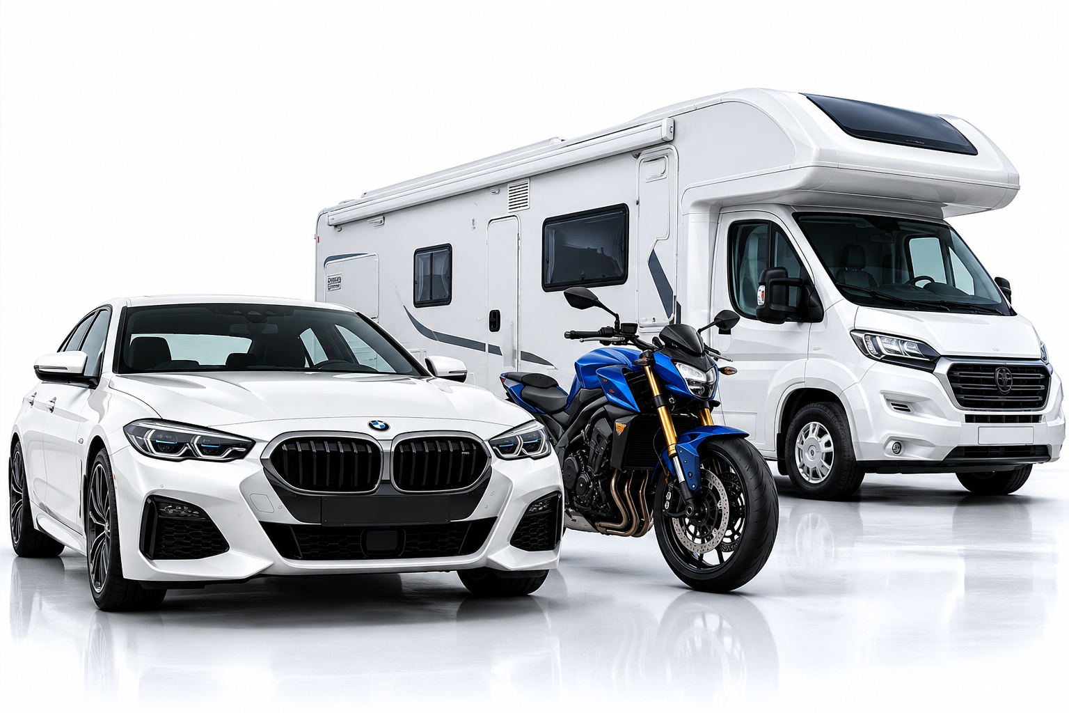 Auto sportiva bianca, moto blu e camper bianco su sfondo bianco da studio.