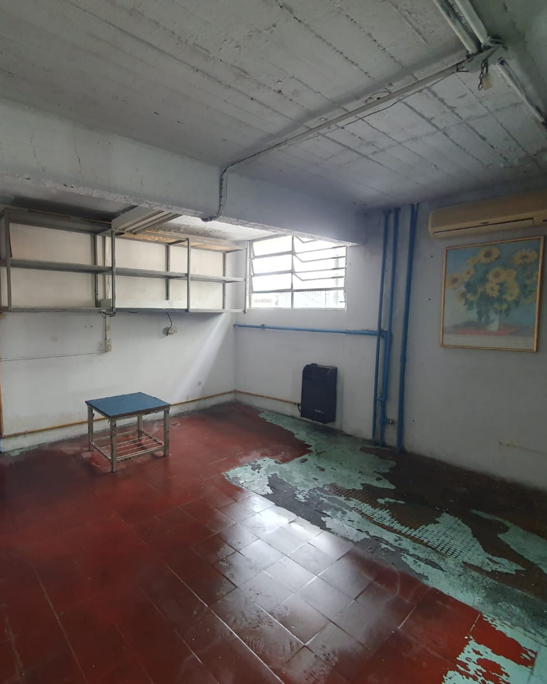 Una habitación con suelo teñido de rojo