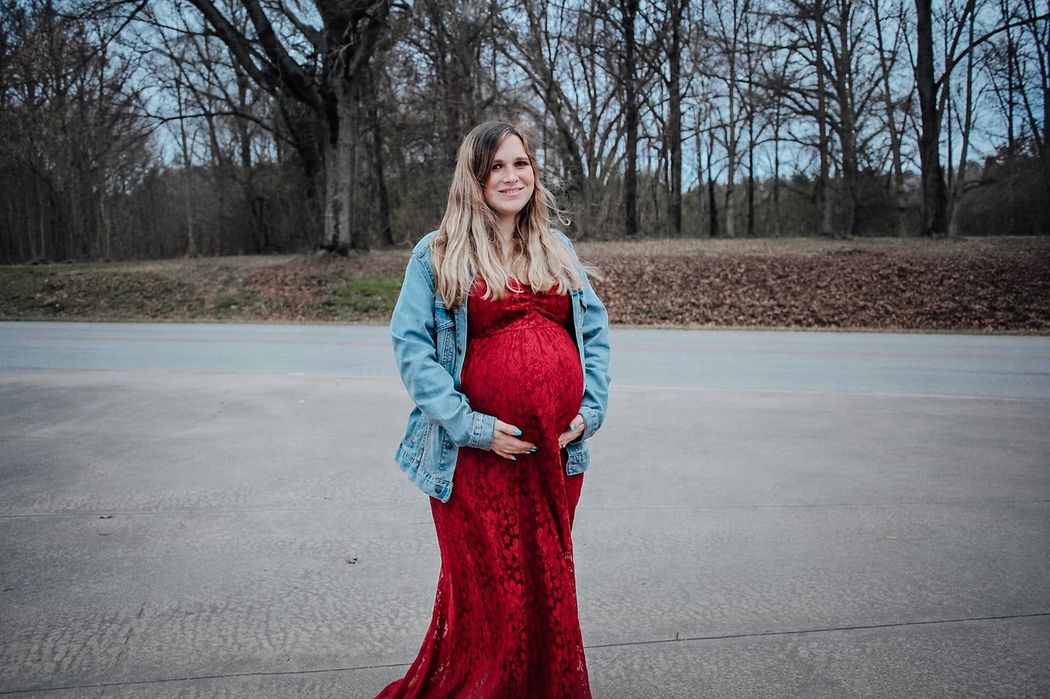 Newnan GA maternity photographer capturing glowing pregnancy and motherhood portraits outdoors