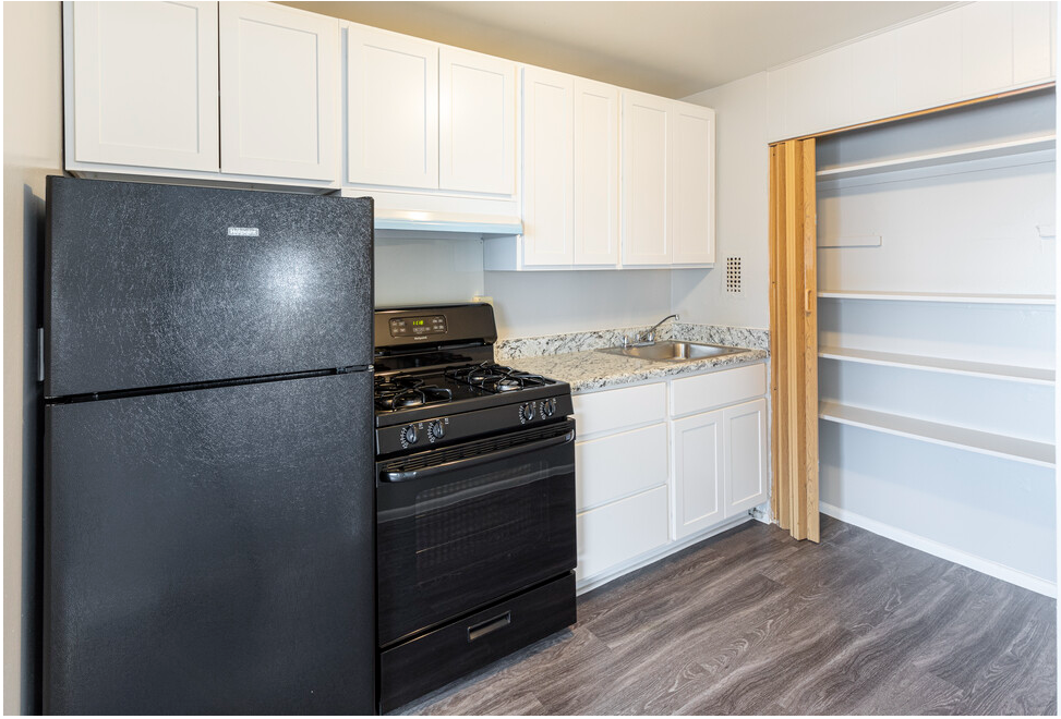 1 Bedroom Kitchen with pantry