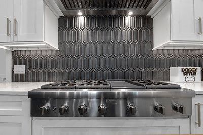 A stainless steel stove top oven is sitting on top of a kitchen counter.
