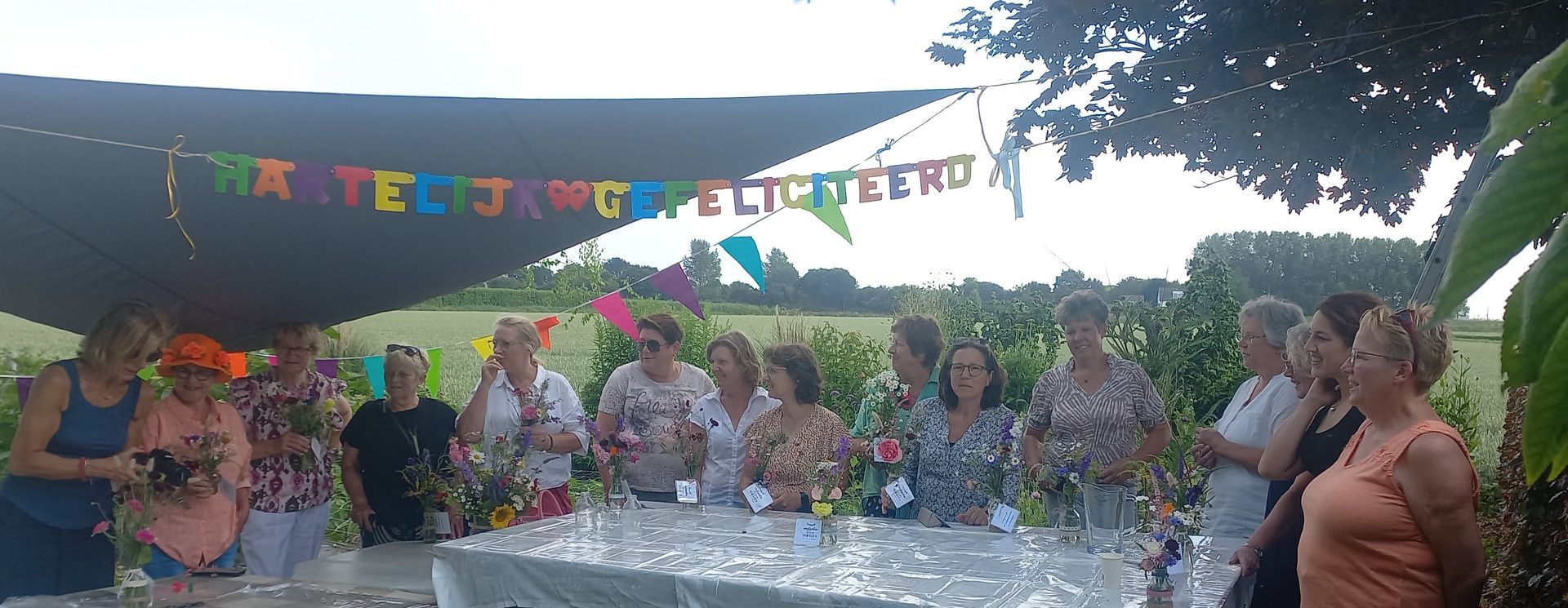 Plukbloemen voor een verjaardag