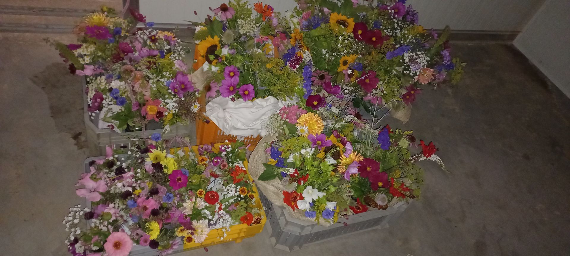 Decoratie op locatie met plukbloemen