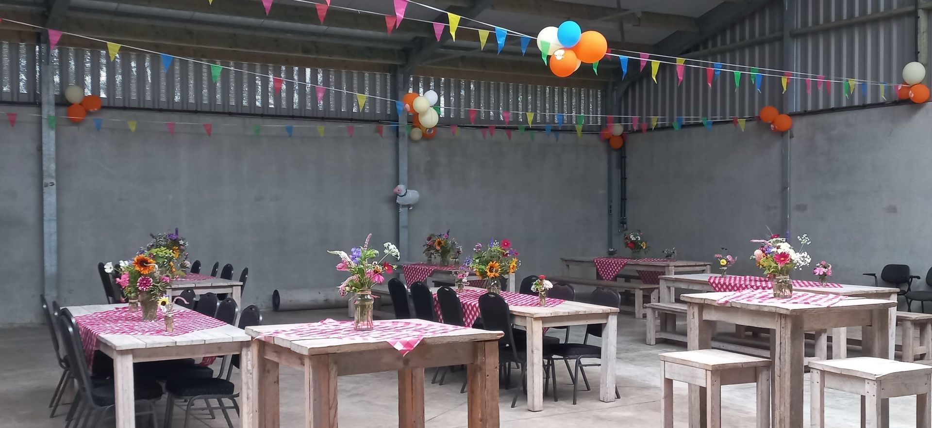 Decoratie op locatie met plukbloemen