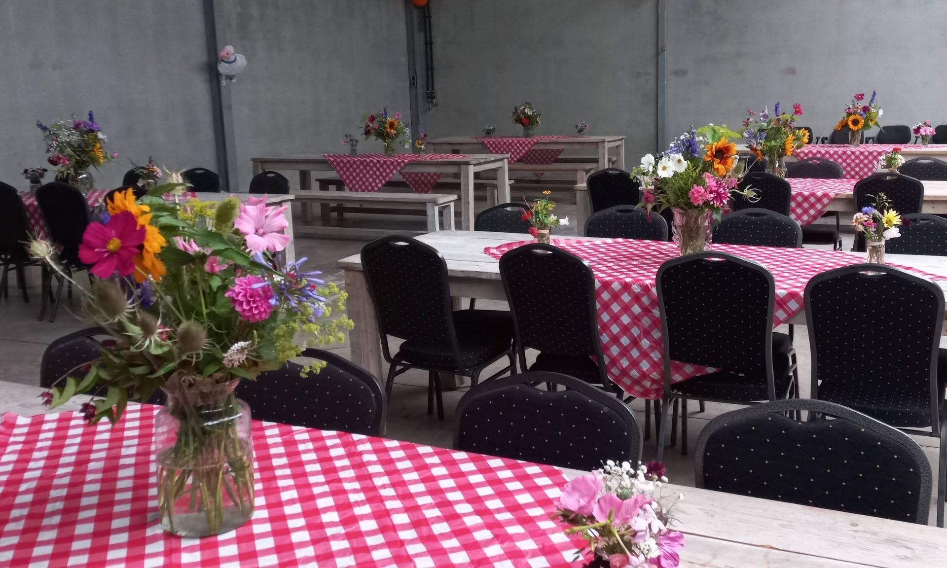 Decoratie op locatie met plukbloemen