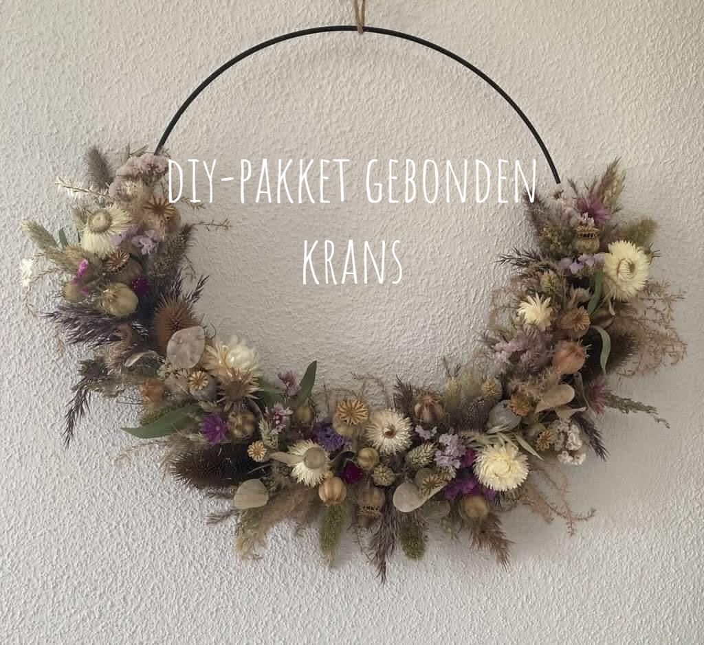 Krans van gedroogde bloemen op een zwarte ring, met de tekst
