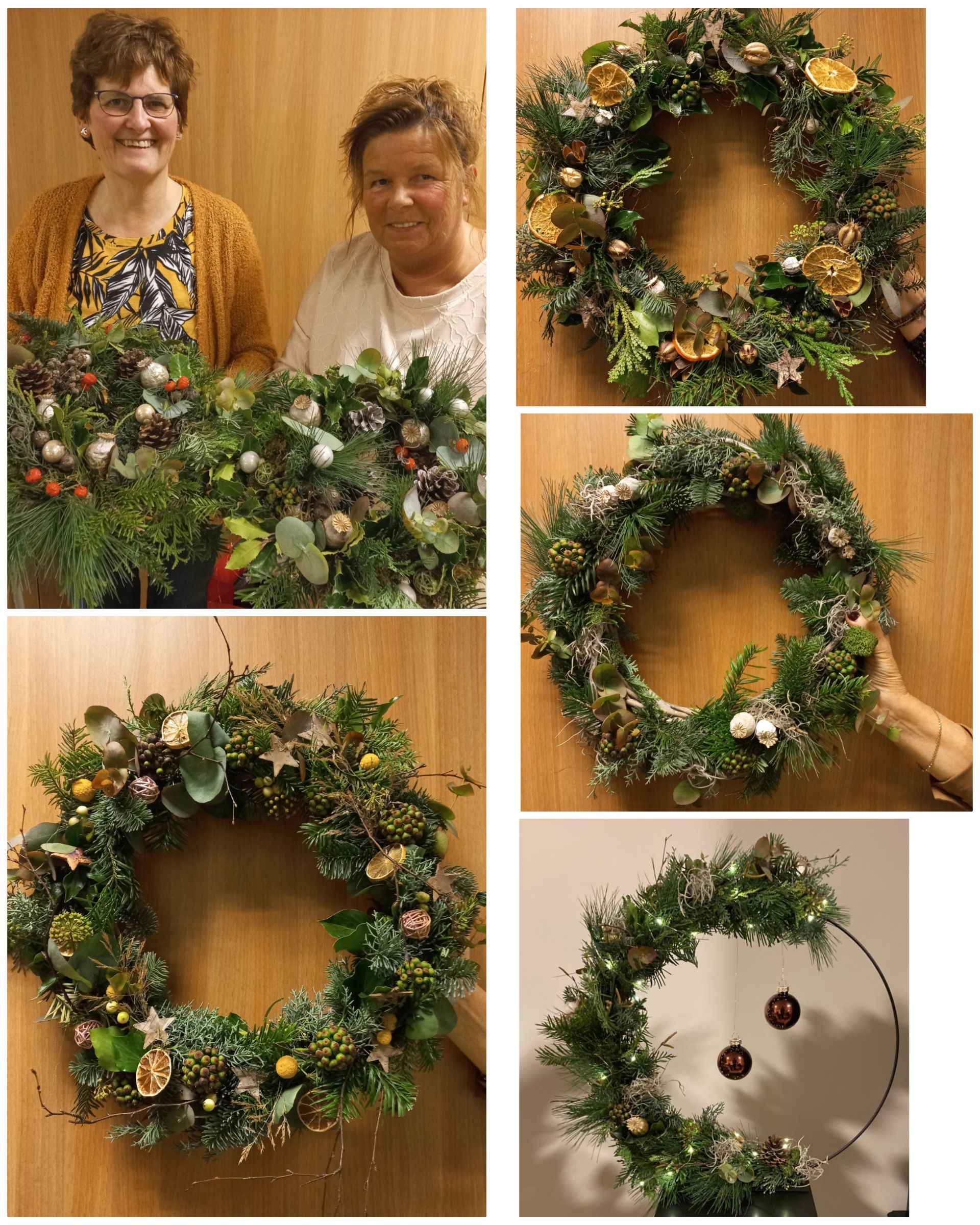 Twee vrouwen met kerstkransen, diverse afgewerkte kransen te zien.