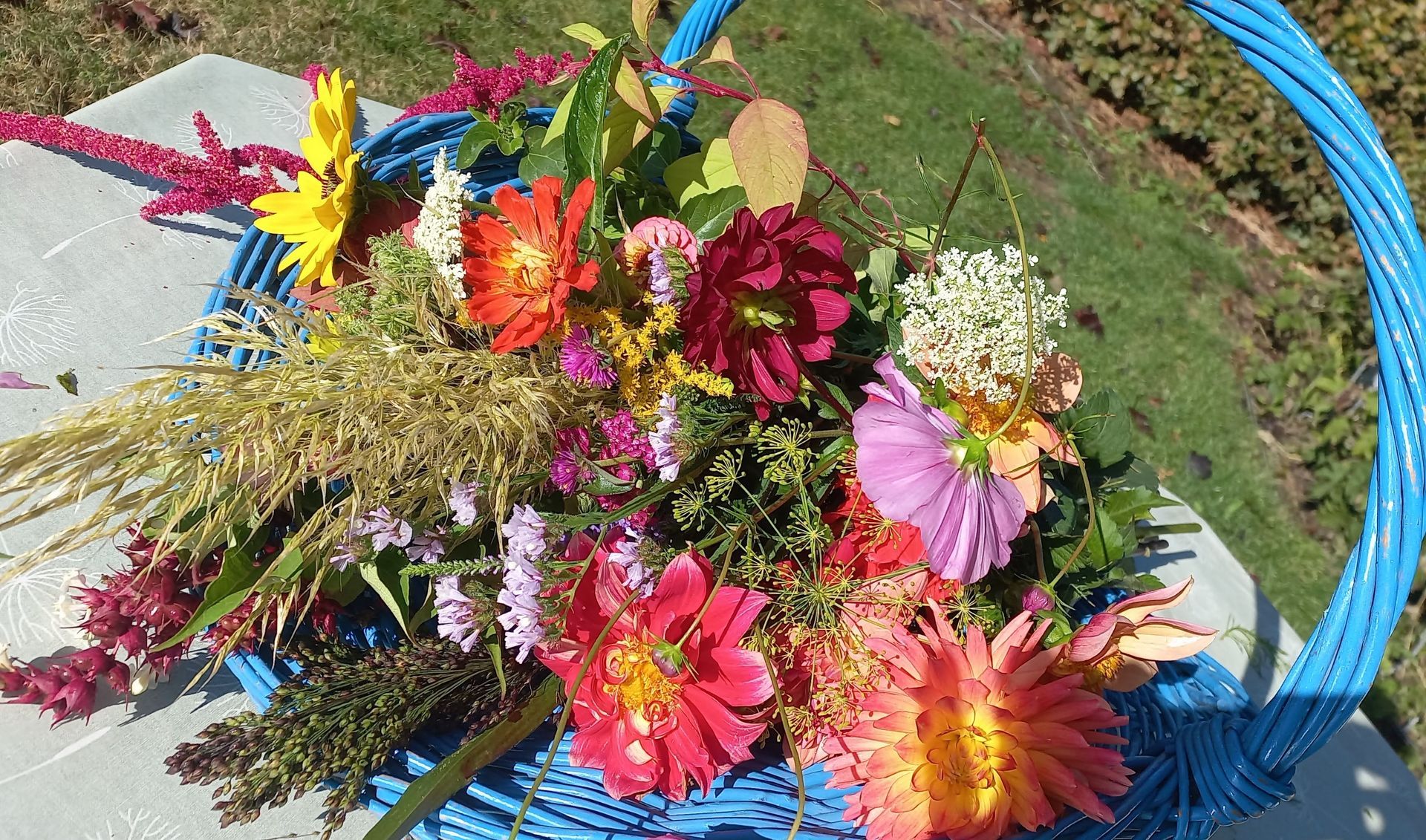 plukmand met verse bloemen