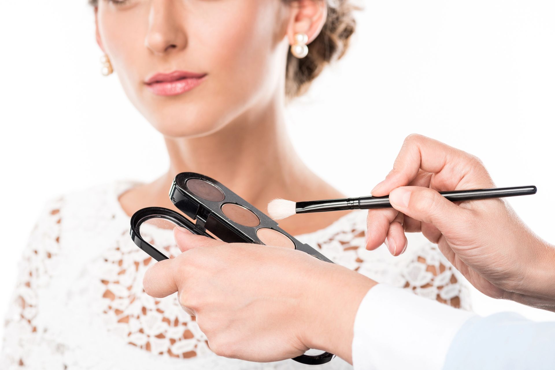 una donna riceve un manicure in un salone di bellezza mentre indossa guanti neri .