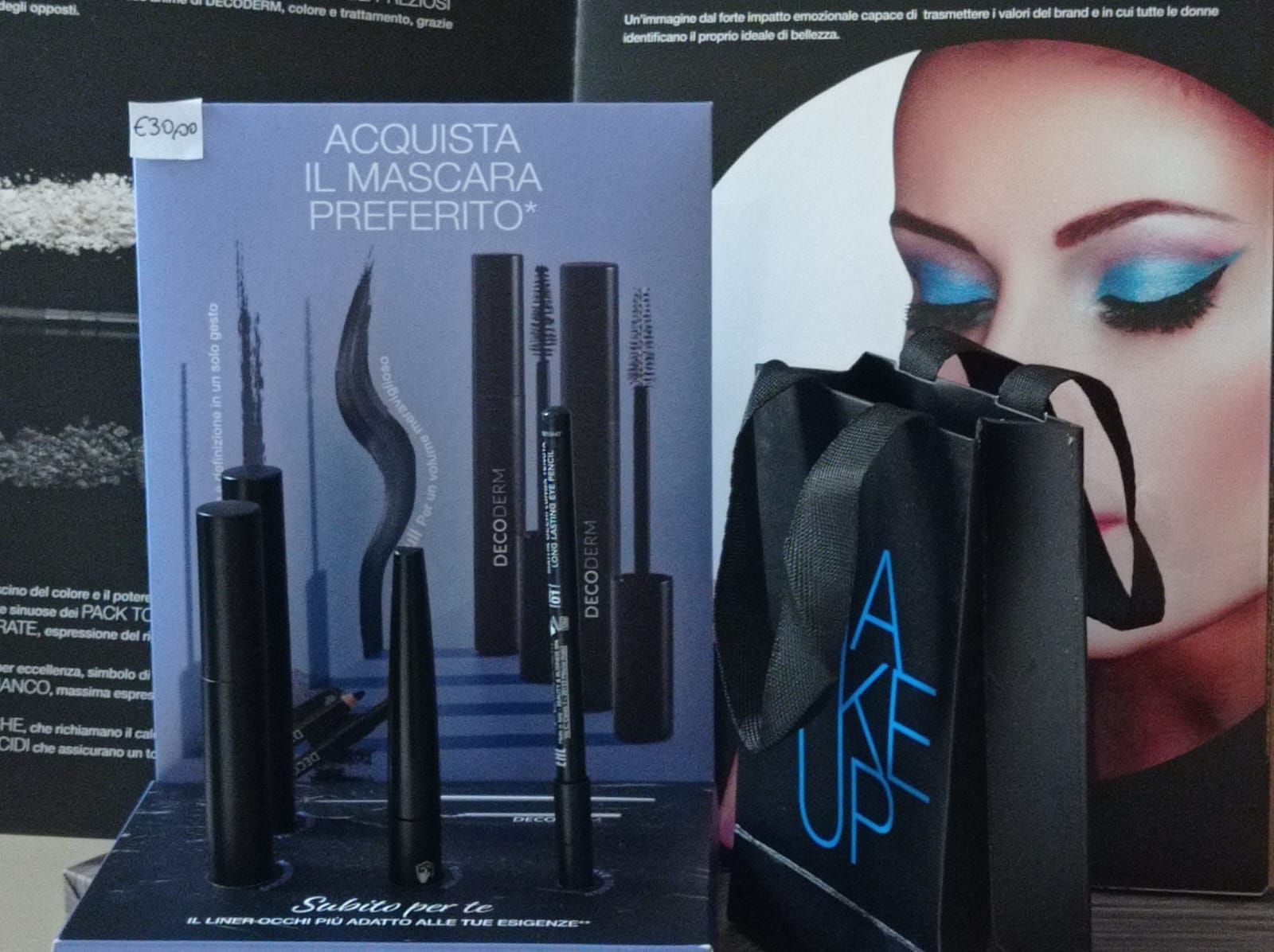 un display di mascara e eyeliner con la scritta 