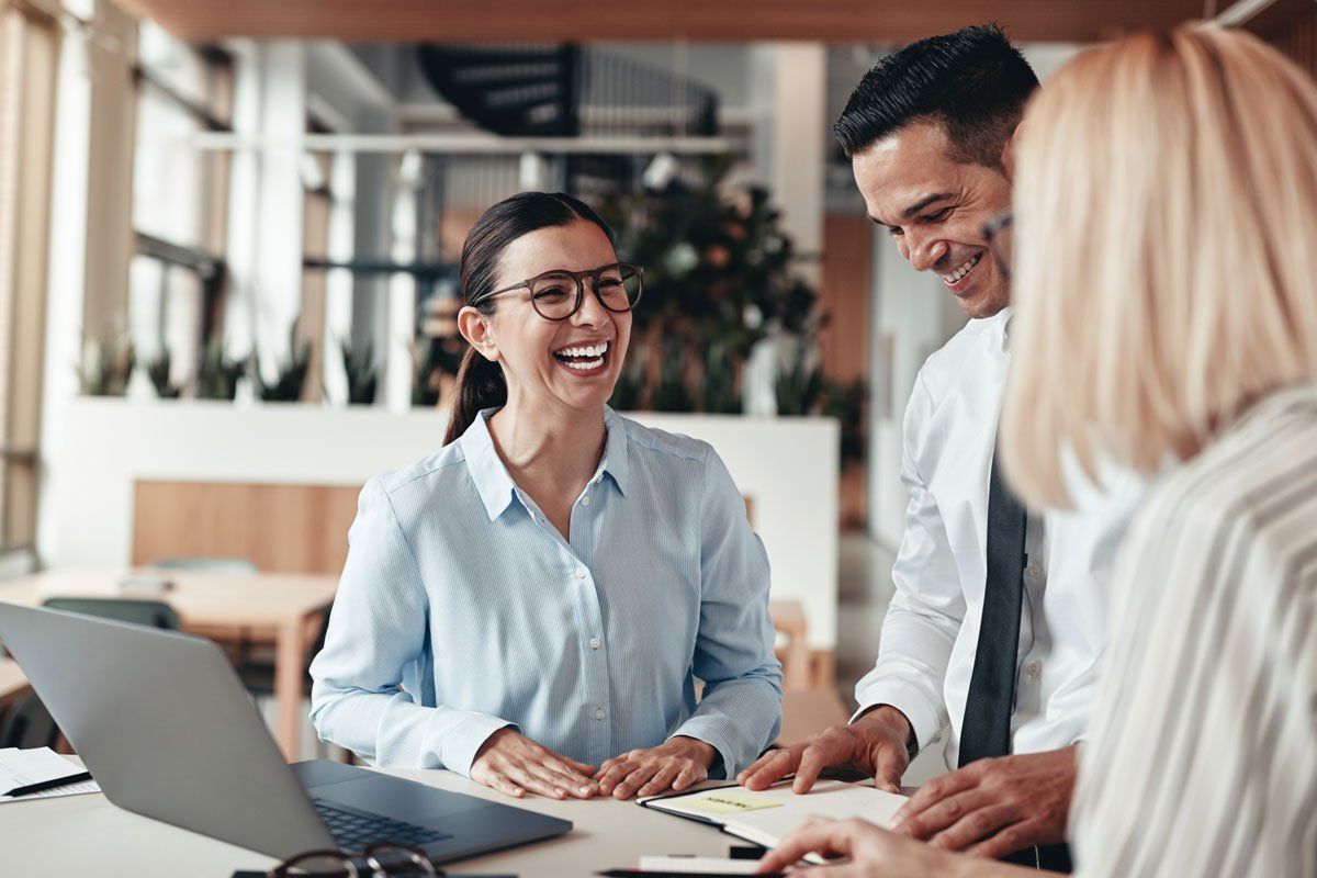 Symbolbild für Disposition/Kundenservice: Terminplanung und Abstimmung im Büroalltag Büro-Team bei der Einsatzplanung und Terminabstimmung im SHK-Betrieb