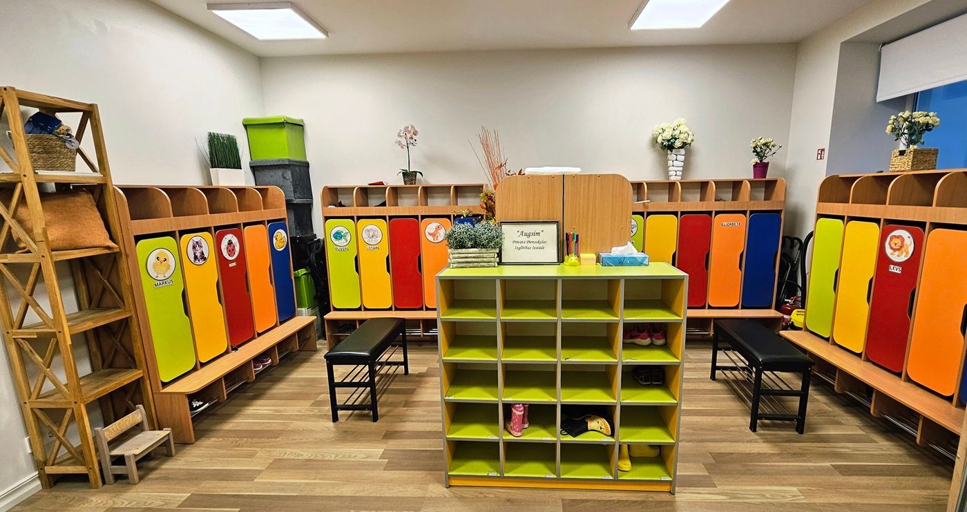 Bērnu dārza garderobe ar skapīšiem