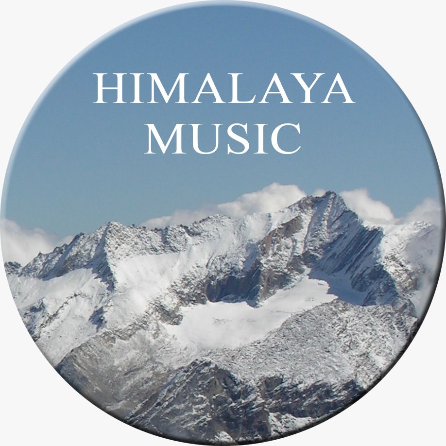 Rond logo met besneeuwde Himalaya-bergen en de tekst