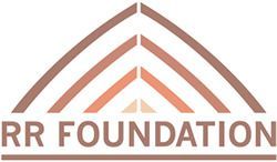 Het logo van de RR Foundation met gestileerde bruine en koraalkleurige daklijnen boven de tekst.