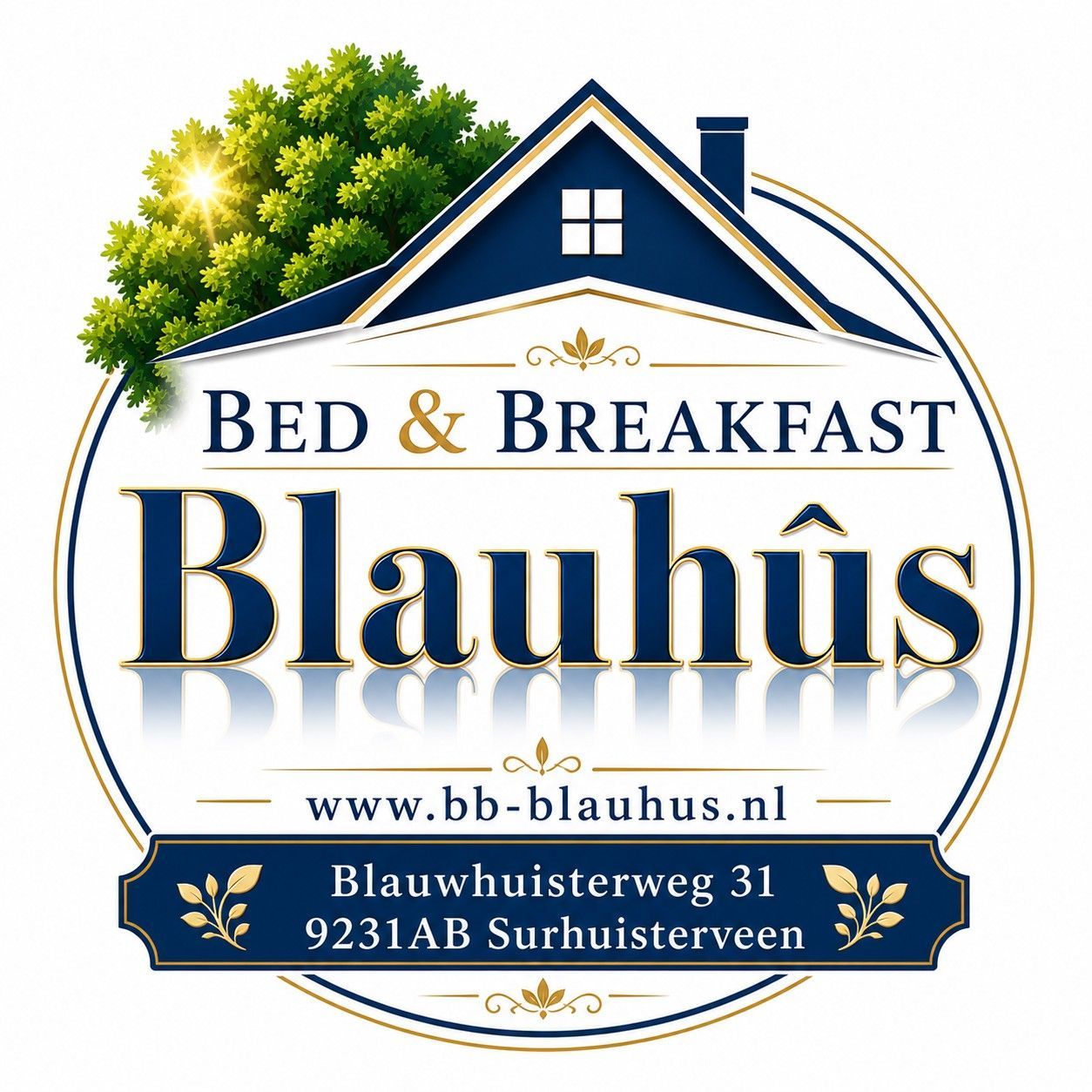 Het logo van Blauwhuis bed & breakfast toont een blauw huis, bomen, de website en het adres in goud en donkerblauw.