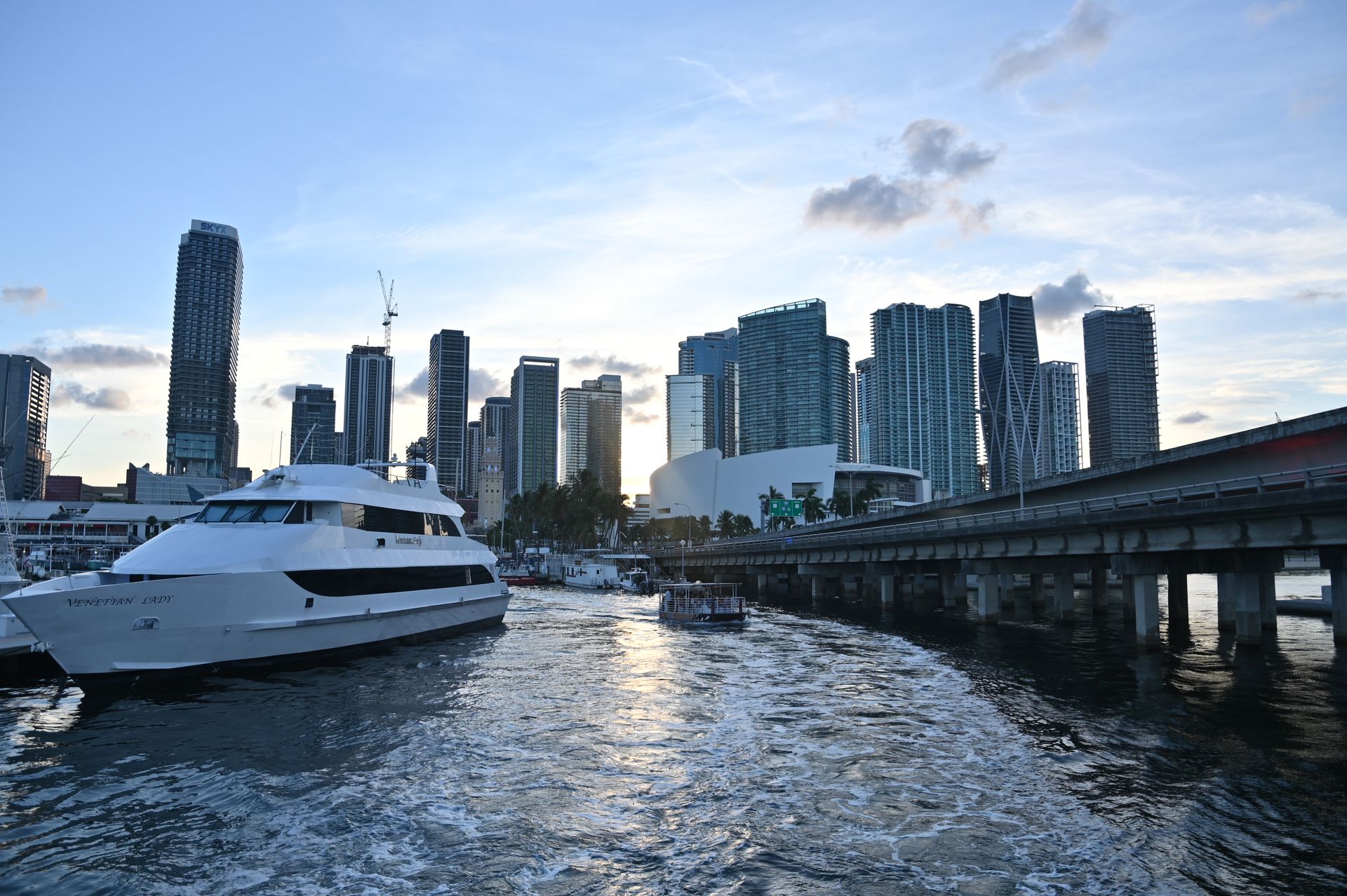 The Biscayne Bay boat tour route returns to Bayside after completing the full 360° sightseeing journey, with Downtown Miami and the bridge welcoming guests back to the marina.