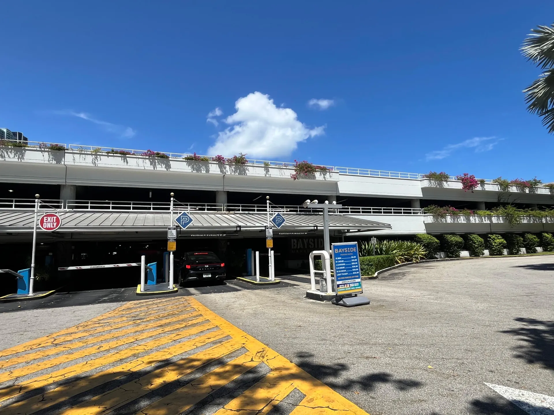 Entrada al estacionamiento de Bayside Marketplace en Miami