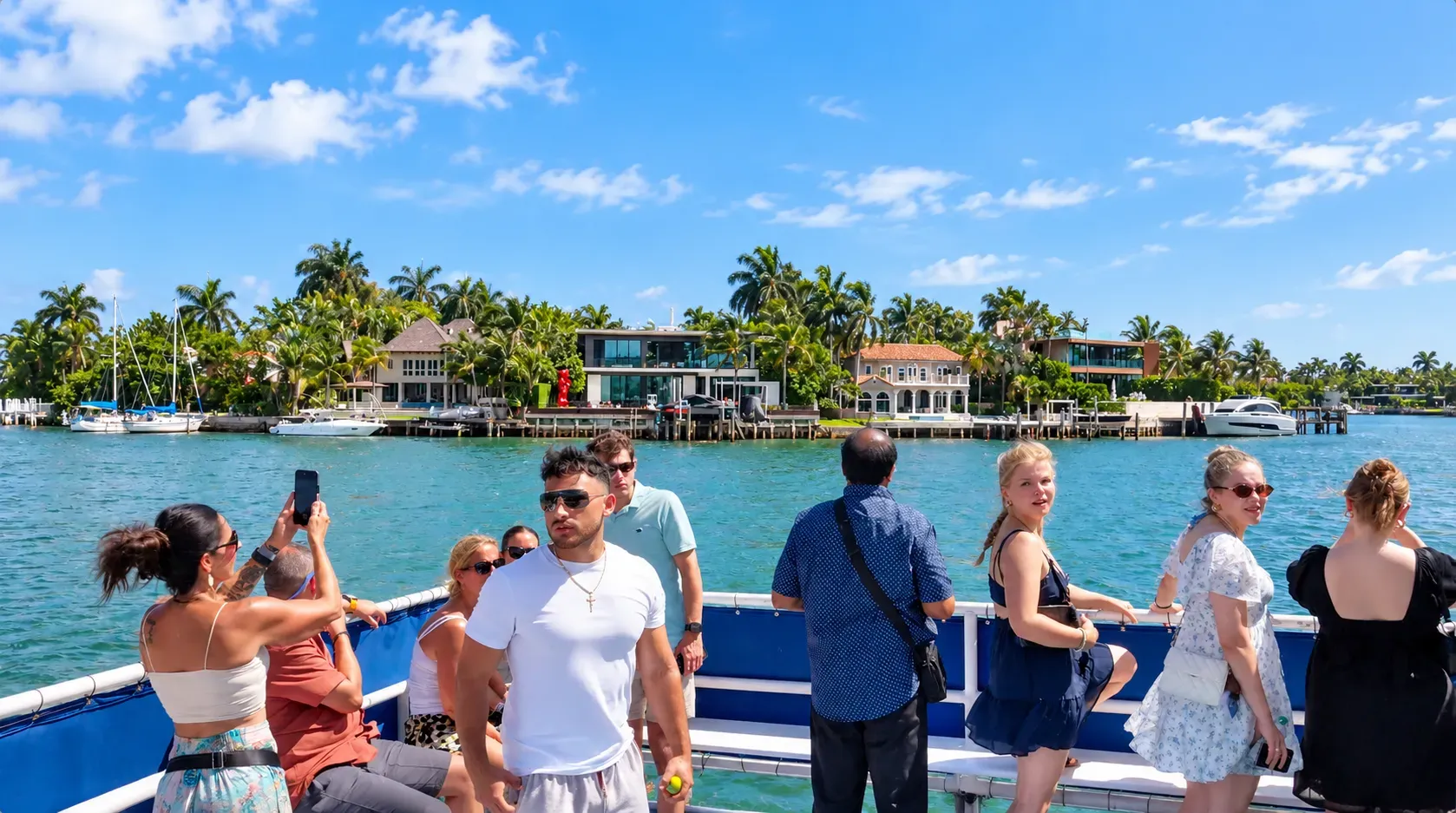 Paseo en barco por las casas de los famosos en Miami.