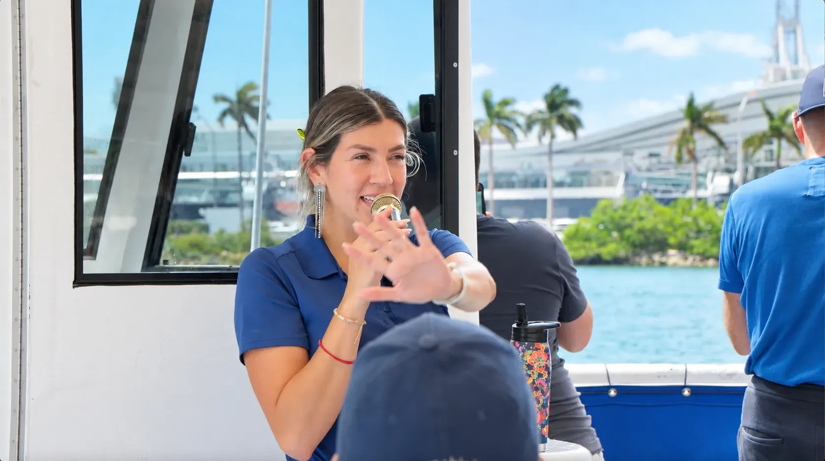 Guía en español durante un paseo en barco por Miami