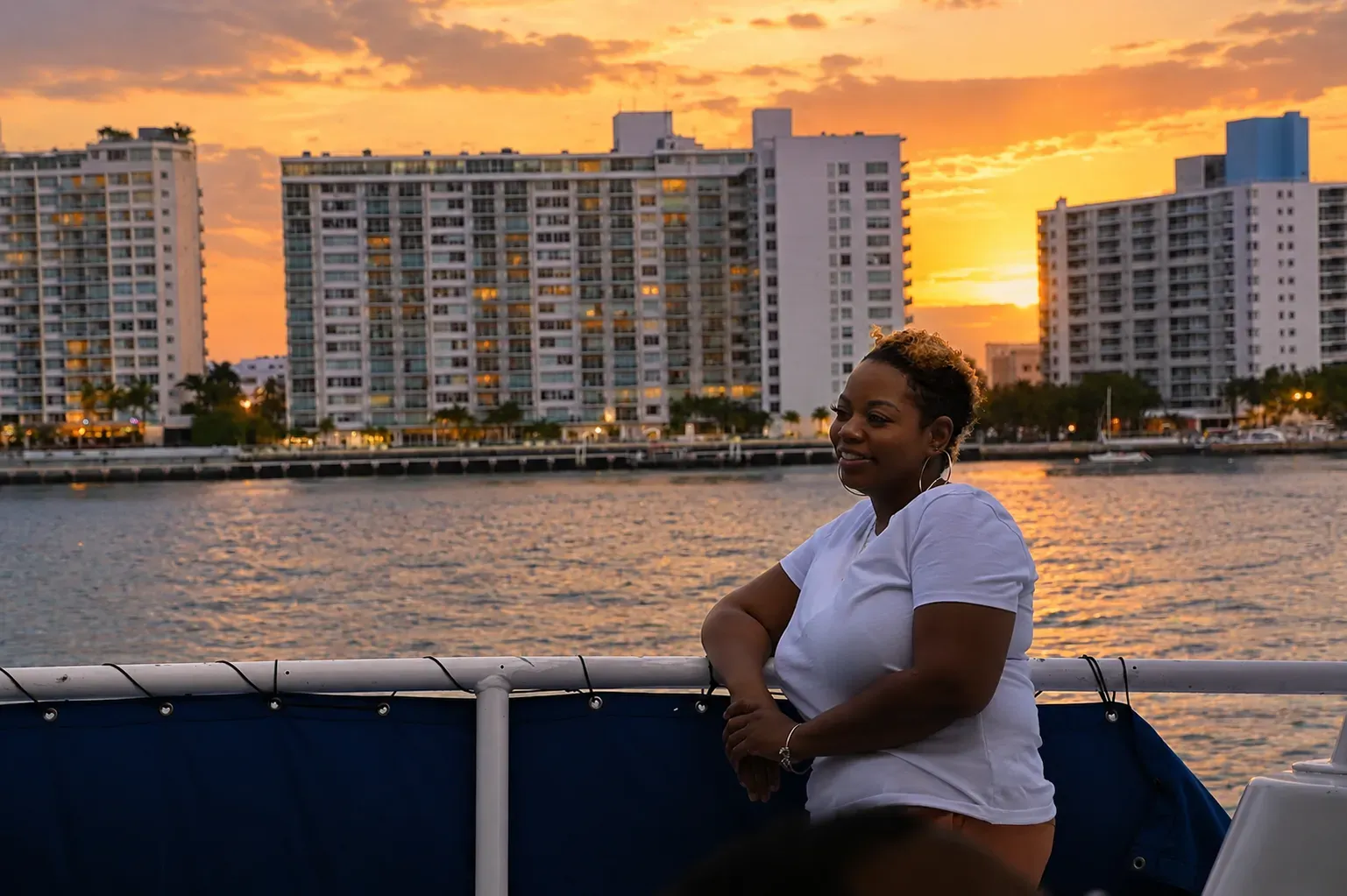Sunset boat tours in Miami featuring a relaxing Biscayne Bay cruise with beautiful skyline views and natural golden sunset colors.