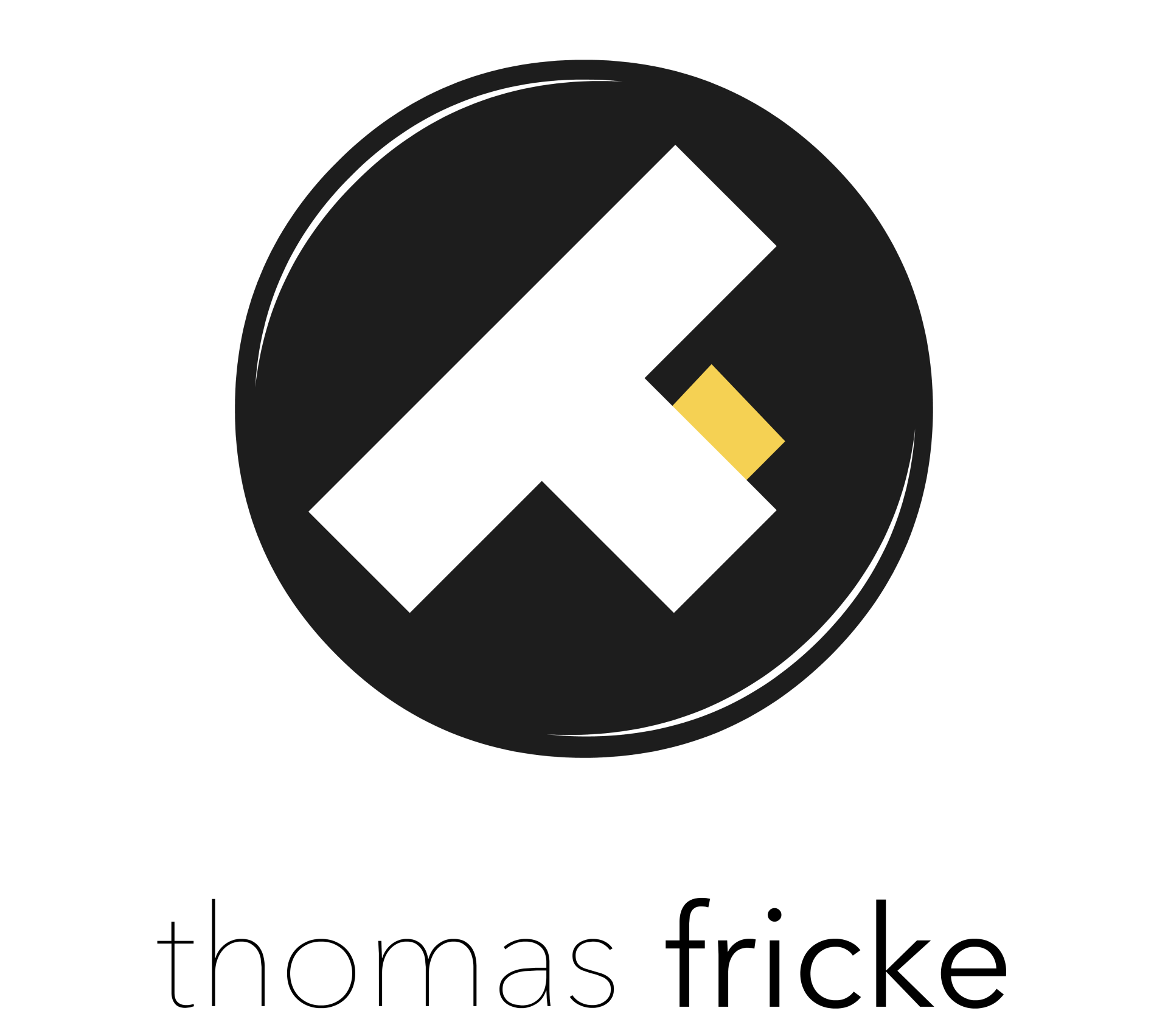 Ein Logo für Thomas Fricke mit einem „at“ im Kreis
