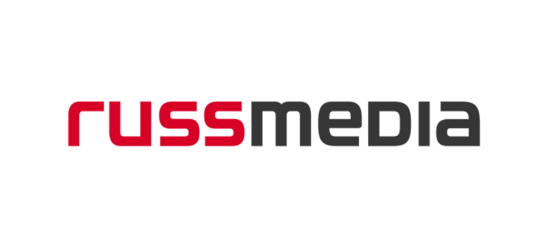 Ein rot-schwarzes Logo für Russmedia auf weißem Hintergrund.