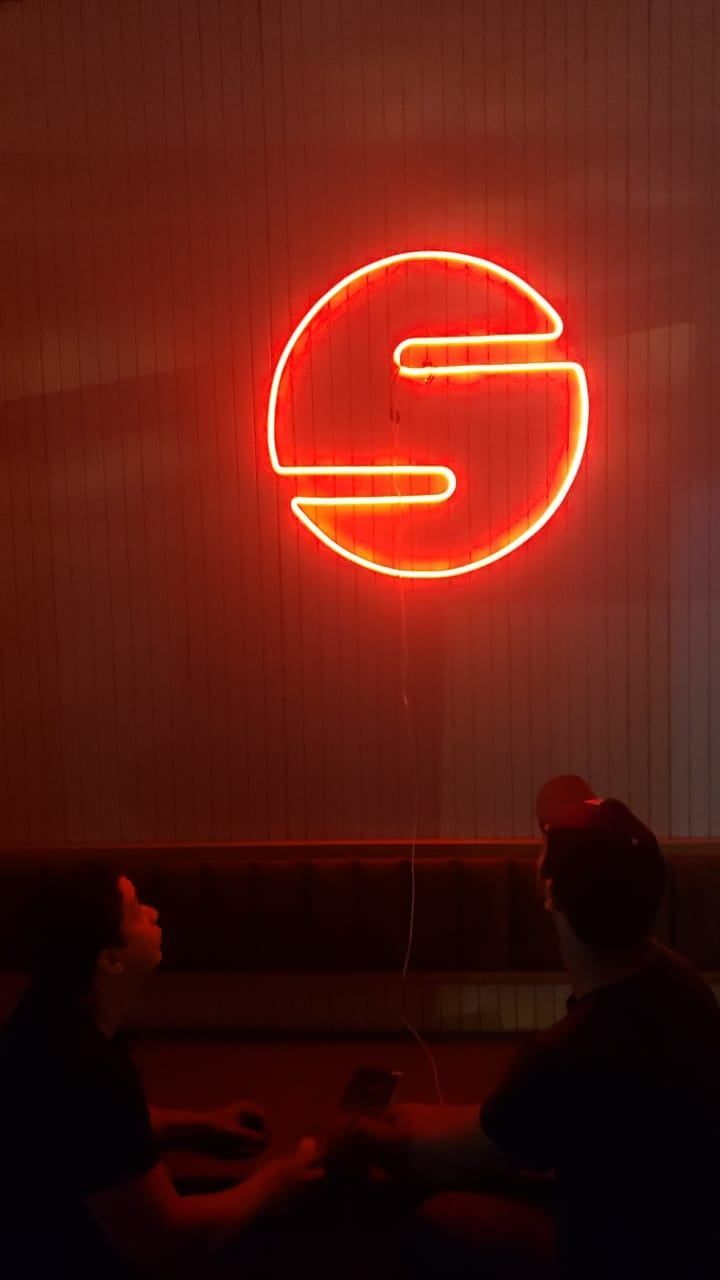 Dos personas miran hacia un letrero