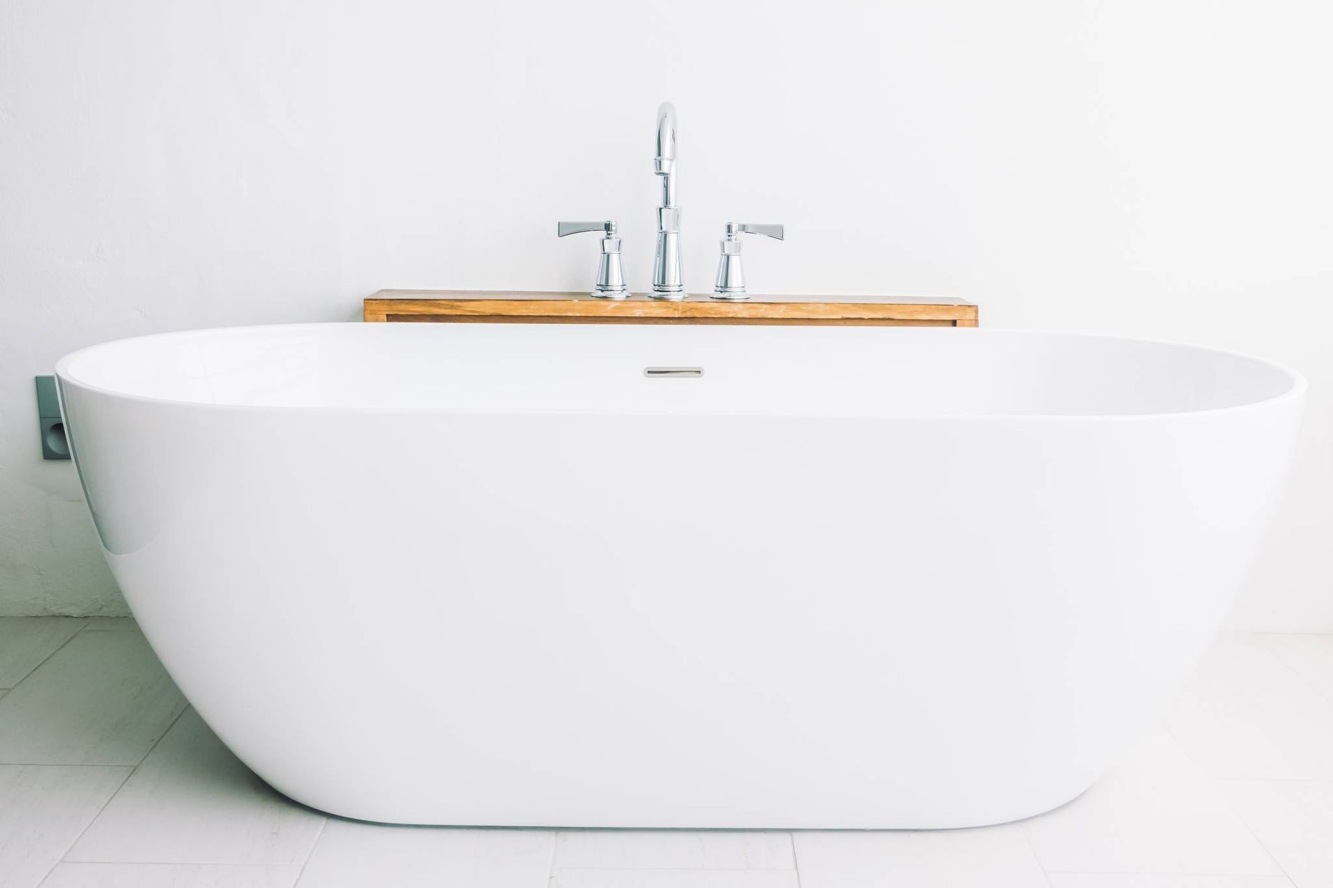 standalone bathtub in white 