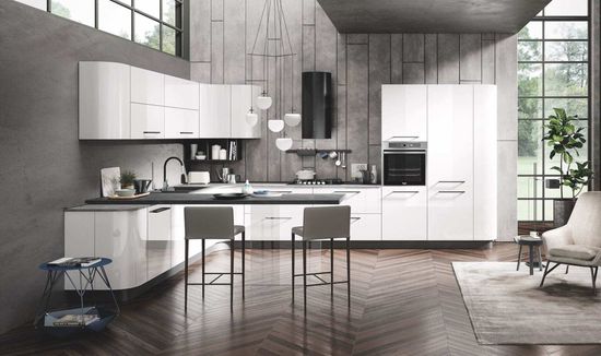 cucina con tavolo e sedie