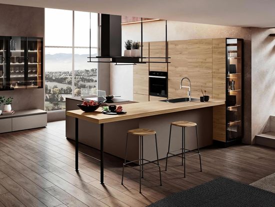 cucina con sedie e tavolini