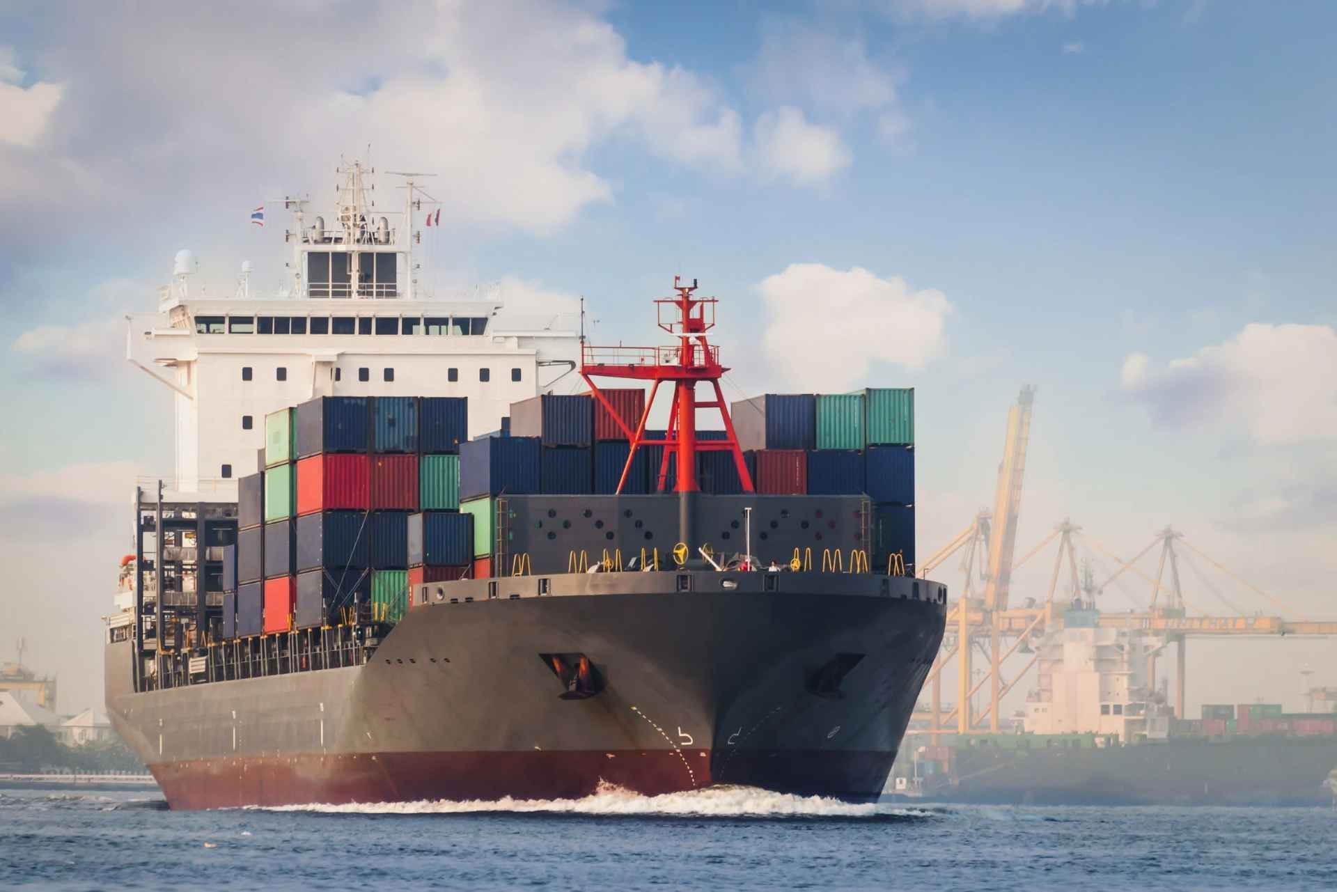 Barco con mercancia de importación