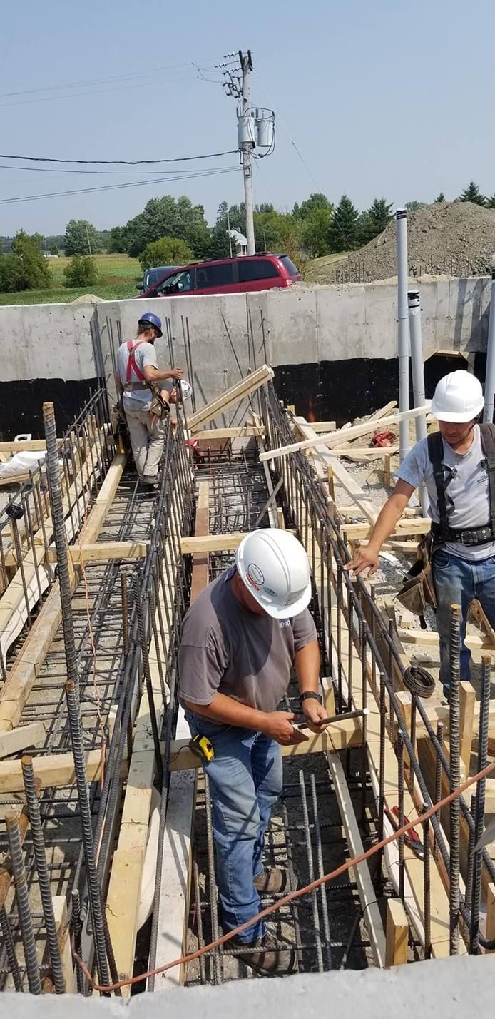 Un groupe d'ouvriers du bâtiment travaille sur un chantier de construction.